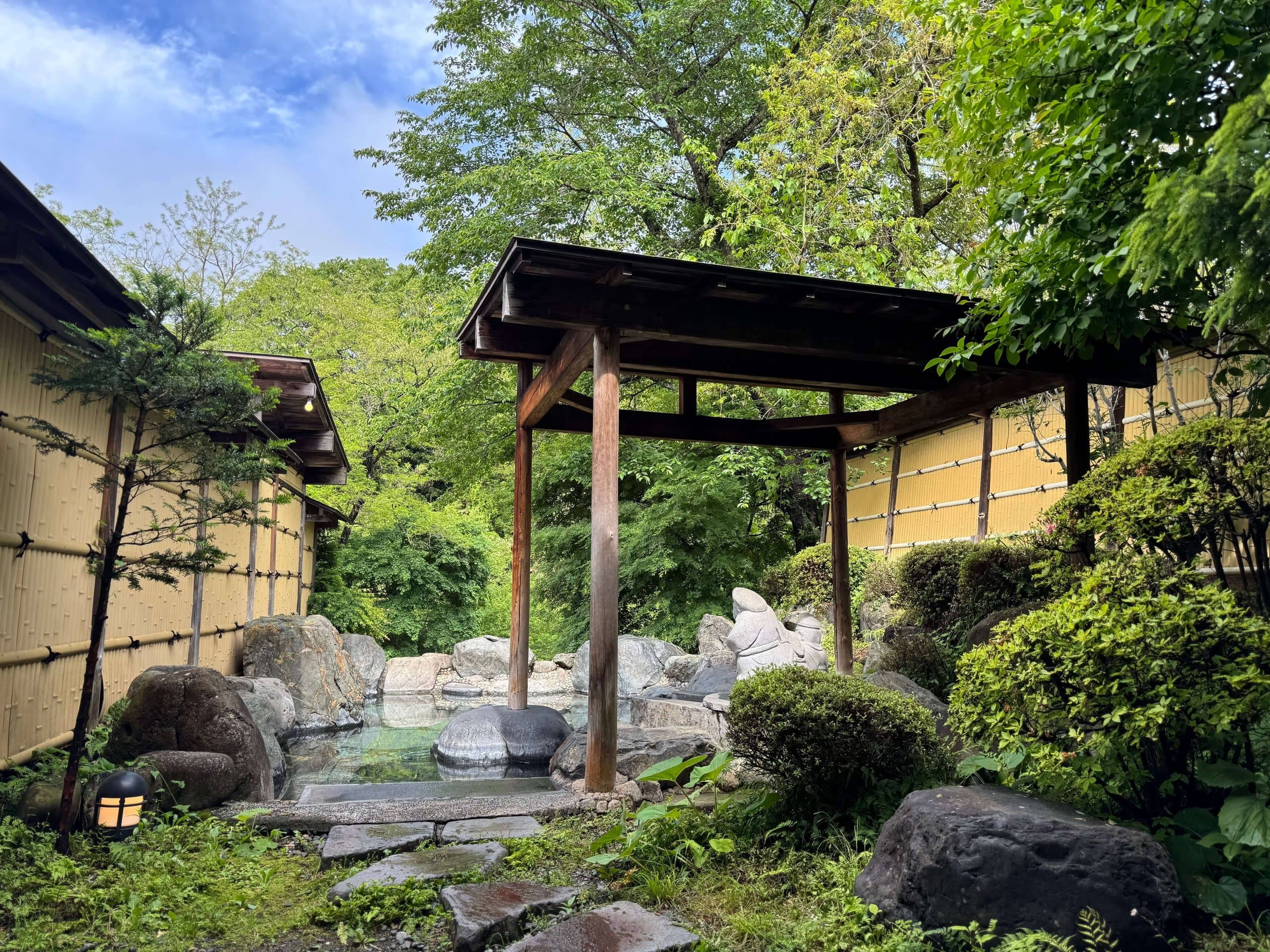緑に囲まれた露天風呂
